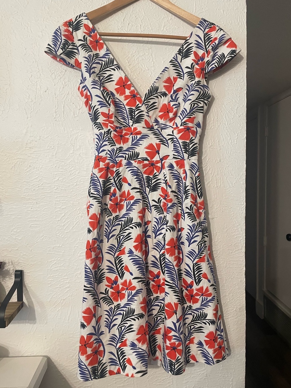 Carolina Herrera Cap Sleeve Midi Dress Red Floral Blue Leaf Print V-Neck Size 2